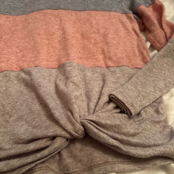 Truself Elegant Colorblock Crew Neck Sweater - Picture 3 of 4